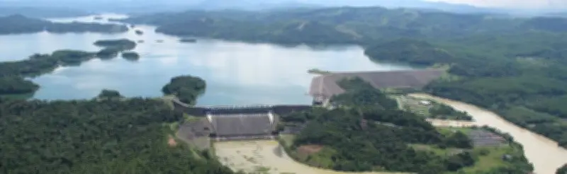 Petro y gremios energéticos chocan por niveles de embalses tras lluvias intensas