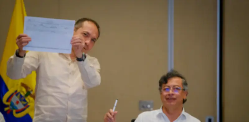 Petro y su gabinete firman solicitud para Asamblea Constituyente en medio de críticas