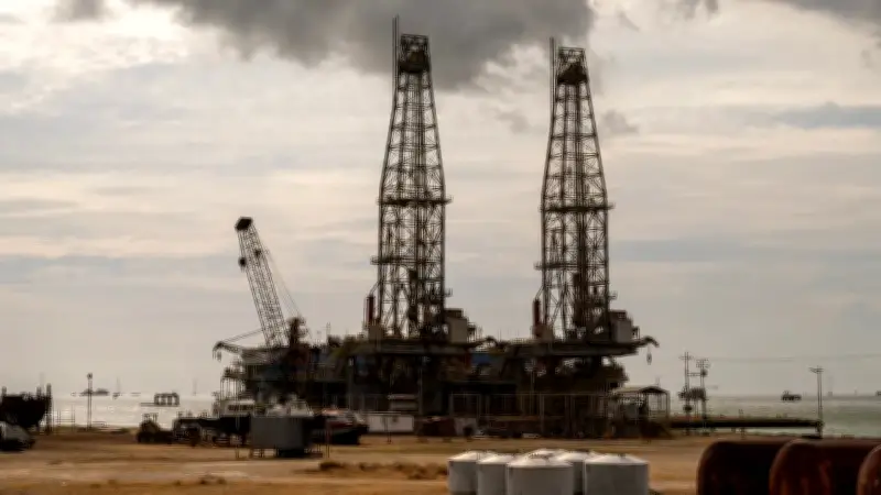 Petroleros venezolanos analizan recuperación de su industria bajo posible gobierno de Donald Trump