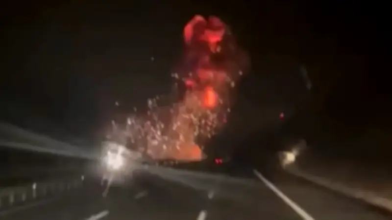 Piloto fallece en accidente de avión militar cerca de autopista en Colombia