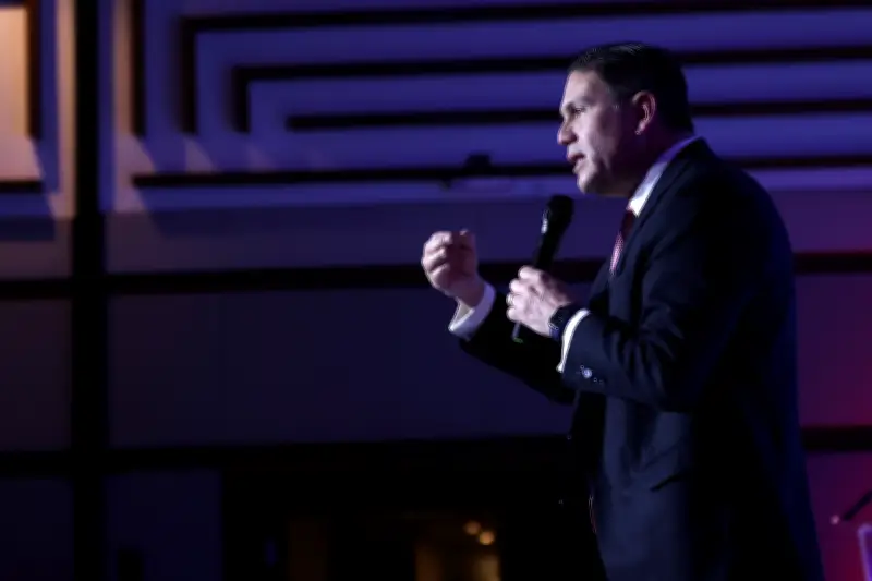 Pinzón exige moción de censura contra ministro de Salud por trato "inhumano" a madre en duelo