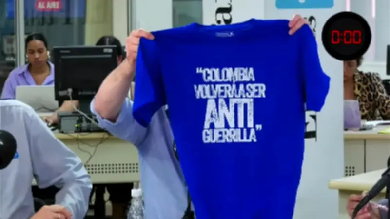 Pinzón regala camisetas con mensaje 'Colombia volverá a ser antiguerrilla' en debate de La Gran Consulta