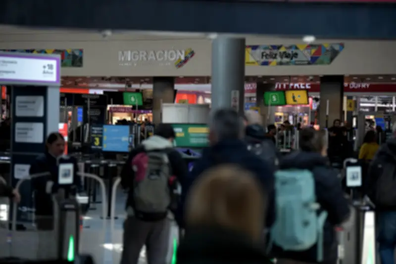 Plan tortuga en Migración Colombia causa caos y largas filas en aeropuerto El Dorado