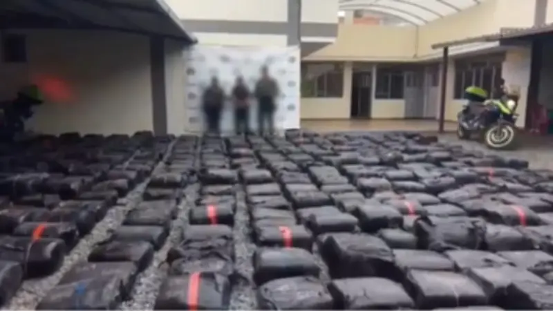 Policía incauta dos toneladas de marihuana en puesto de control en Nariño