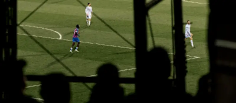 Polémica en Bosnia: Hinchas del Crystal Palace alentaron tras rejas en partido de Conference League