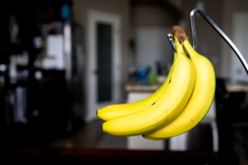 ¿Por qué colgar los plátanos los mantiene frescos? La ciencia detrás del truco casero