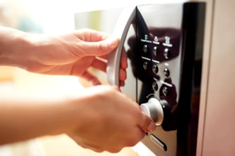 Por qué no debes colocar el microondas sobre la nevera: riesgos y alternativas