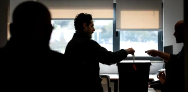 Portugal reabre urnas en municipios afectados por inundaciones tras triunfo de Seguro