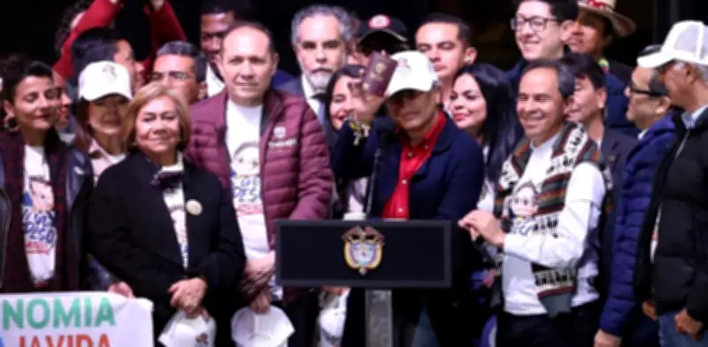 Presidente Petro presenta nuevo pasaporte colombiano con símbolos nacionales