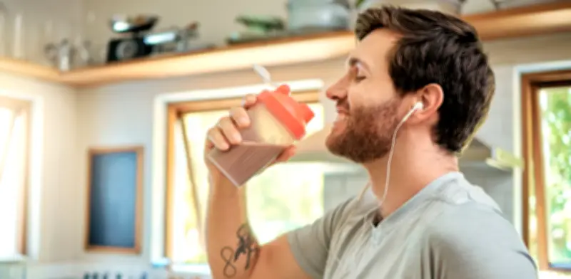 Proffee: Expertos analizan beneficios y riesgos del café con proteína que domina las mañanas