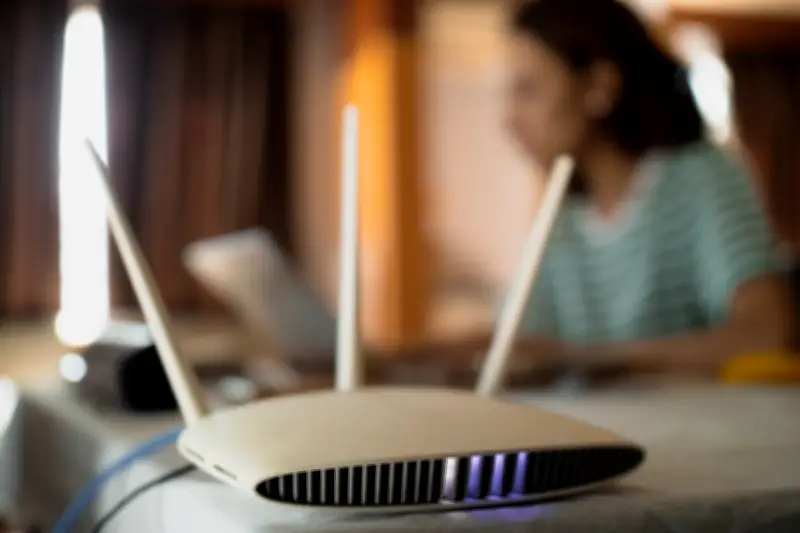 Proteja su red WiFi en 2026: Cómo detectar intrusos y blindar su conexión doméstica