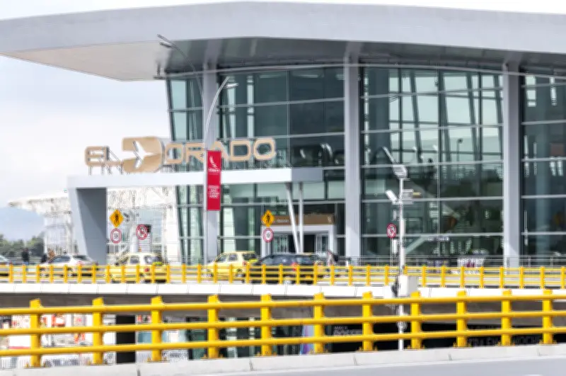 Protesta de Migración Colombia colapsa El Dorado: aerolíneas piden 4 horas de anticipación