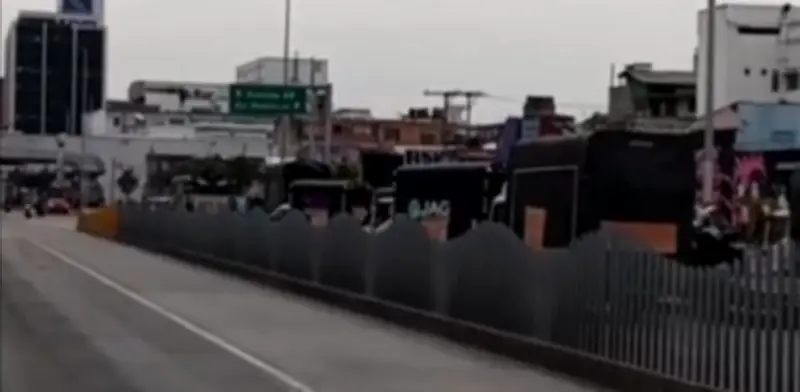 Protesta de recicladores bloquea la calle 26 en Bogotá; interviene la UNDMO con granadas aturdidoras