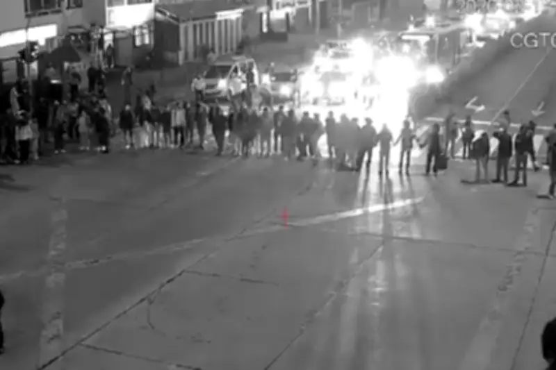 Protestas en calle 26 colapsan Transmilenio y movilidad en Bogotá este martes