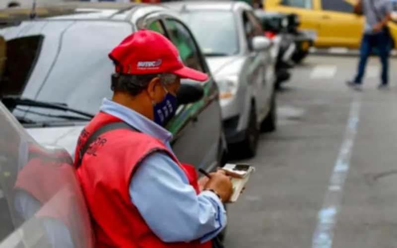 ¿Pueden retener su vehículo si pierde el tiquete del parqueadero? Esto dice la ley colombiana