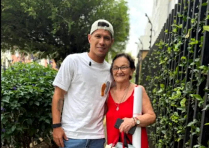 Rafael Carrascal cumple el sueño de doña Consuelo: le regala su camiseta del América de Cali