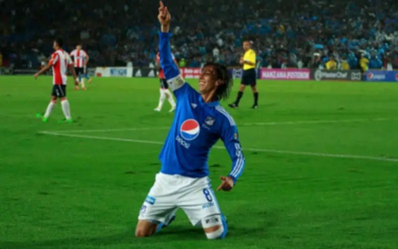 Rafael Robayo denuncia escasez de canchas naturales en Bogotá apoyando campaña política