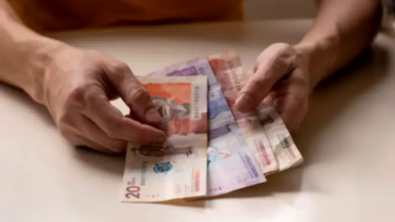 Reacciones divididas tras suspensión del decreto de salario mínimo para 2026 en Colombia