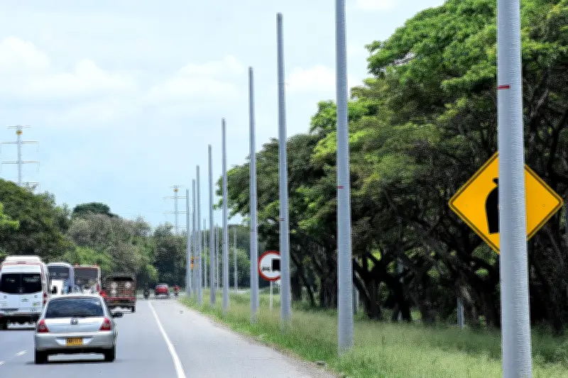 Recta Cali-Palmira se moderniza con iluminación solar: avanza obra de energía sostenible