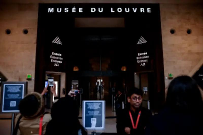 Redada policial en el Louvre destapa red de fraude masivo de entradas y guías turísticas