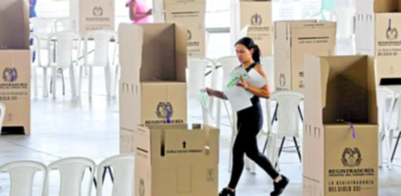 Registrador y empresarios rechazan críticas de Petro sobre actas electorales E14