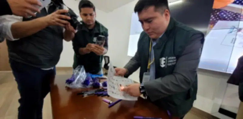 Registraduría demuestra calidad de bolígrafos electorales: tinta resiste agua, alcohol y fuego