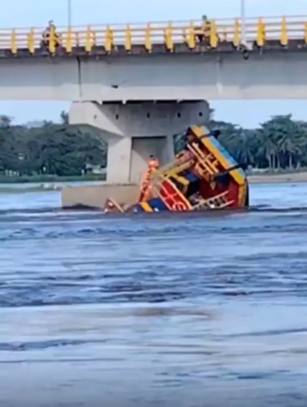 Remolcador impacta pilar del Puente Guillermo Gaviria Correa en Barrancabermeja