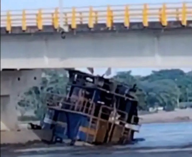 Remolcador se hunde tras chocar contra puente Guillermo Gaviria en el río Magdalena