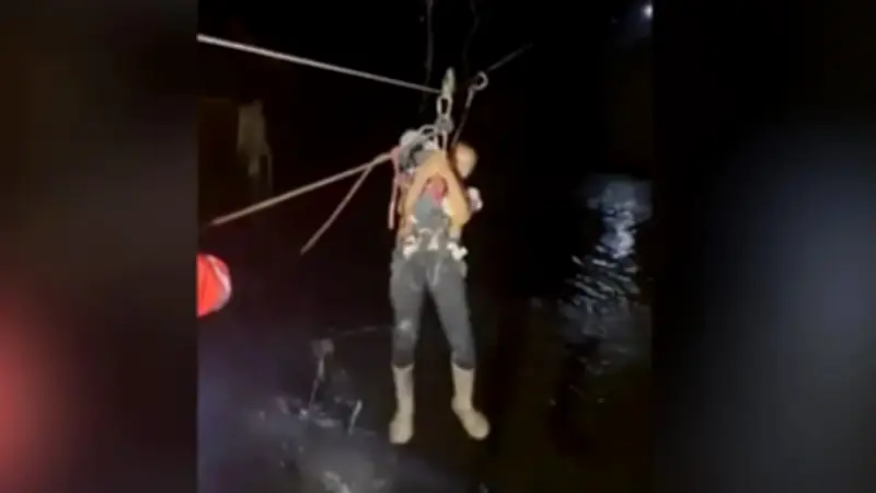 Rescate con cuerdas en Urabá: madre y sus dos hijos salvados tras emergencia invernal