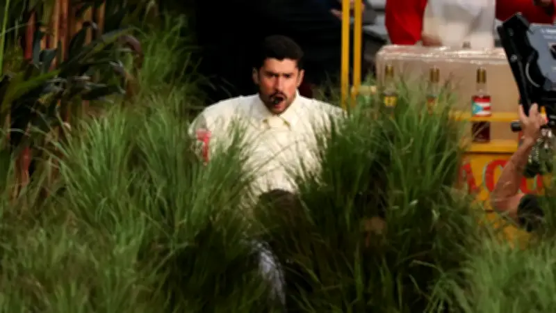 Revelan cifras millonarias de los 'arbustos humanos' que acompañaron a Bad Bunny en el Super Bowl