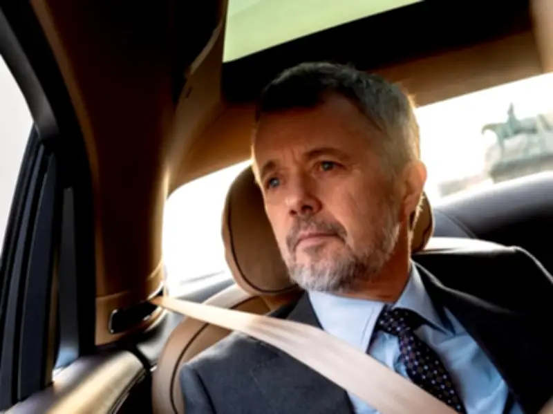 Rey Federico X visita Groenlandia en medio de tensión geopolítica con Estados Unidos