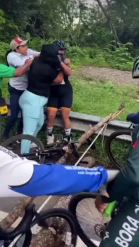 Riña entre dos ciclistas en vía pública por presunta infidelidad se viraliza en redes sociales