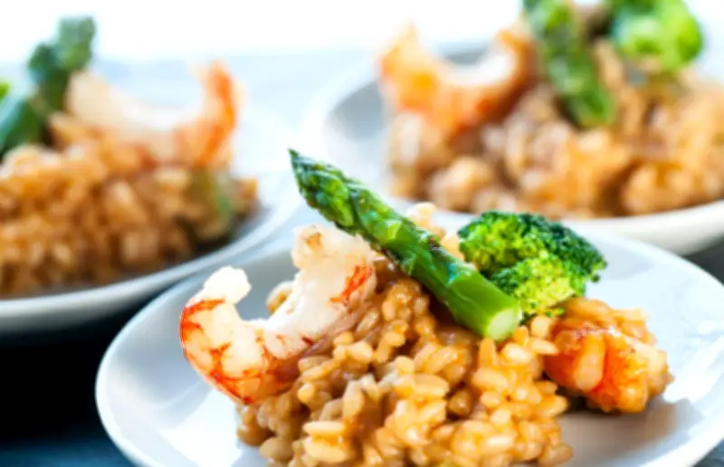 Risotto Cremoso de Coco con Espárragos y Camarones: Una Receta Italiana con Toque Tropical