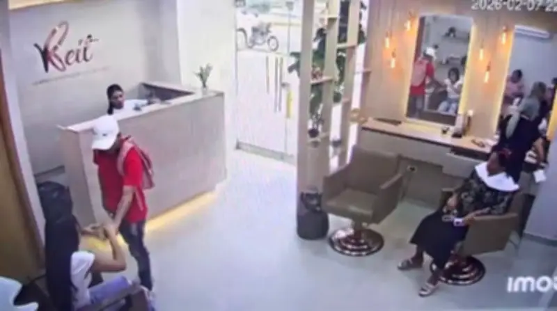 Robo a mano armada en peluquería de Santa Marta captado por cámaras de seguridad