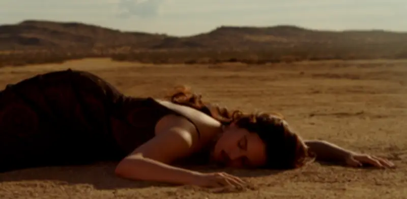 Rosalía estrena videoclip de 'Sauvignon Blanc' con una 'pareja invisible' en el desierto