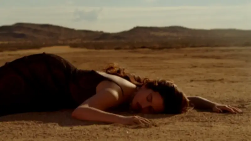 Rosalía protagoniza videoclip 'Sauvignon Blanc' junto a su pareja invisible