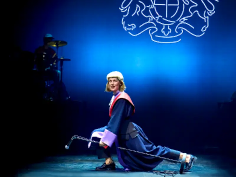 Rosamund Pike brilla en 'Inter Alia' del National Theatre, una crítica social desde el escenario londinense