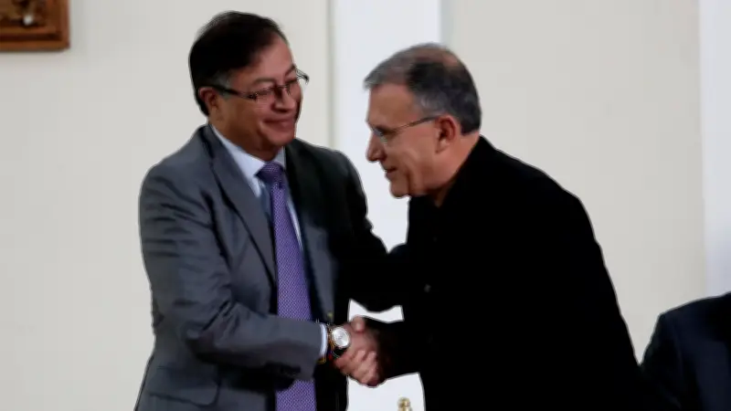 Roy Barreras propone a Gustavo Petro como su fórmula vicepresidencial en medio de tensión política