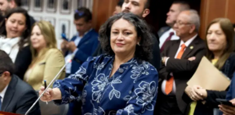 Senadora Angélica Lozano denuncia impago a más de 2.300 contratistas estatales desde diciembre