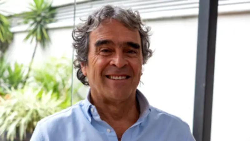 Sergio Fajardo interpreta frases de la generación Z y lanza pulla contra De la Espriella