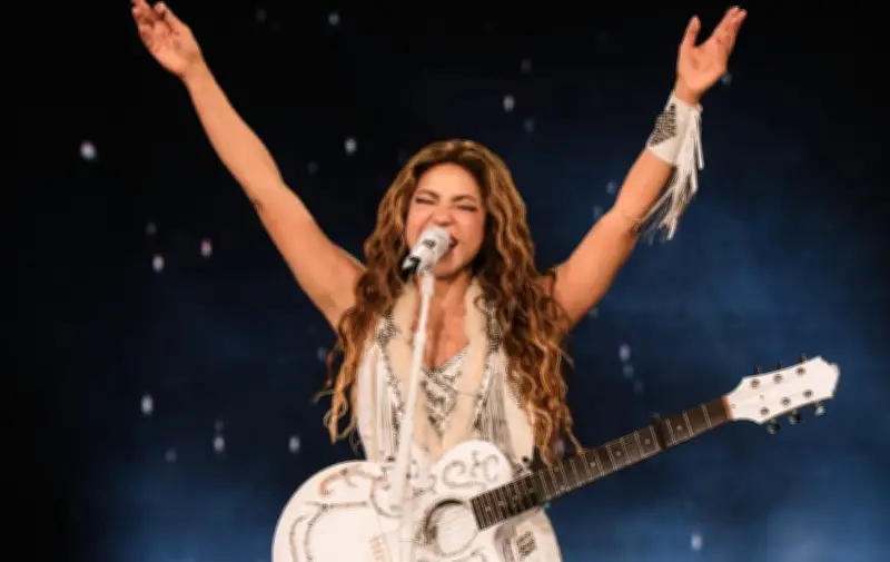 Shakira sufre caída durante concierto en El Salvador pero se levanta con profesionalismo