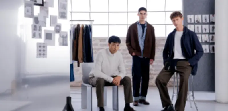 Siluetas amplias y texturas brillantes definen la moda de temporada en Colombia