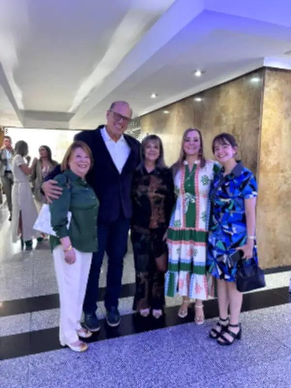 Silvia Pinto Frattali celebra su graduación universitaria en Bogotá