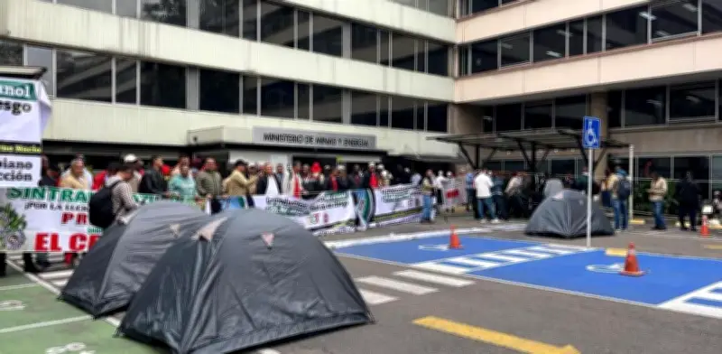 Sindicatos bloquean Ministerio de Minas en Bogotá por crisis del etanol y biodiésel