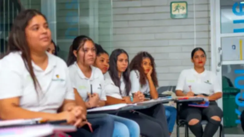 Solo 2 de cada 10 madres adolescentes en Colombia continúan sus estudios según estudio