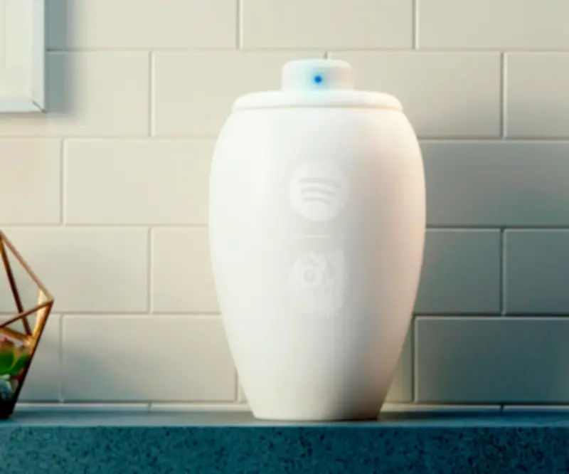 Spotify y Liquid Death lanzan urna con altavoz para escuchar música después de morir