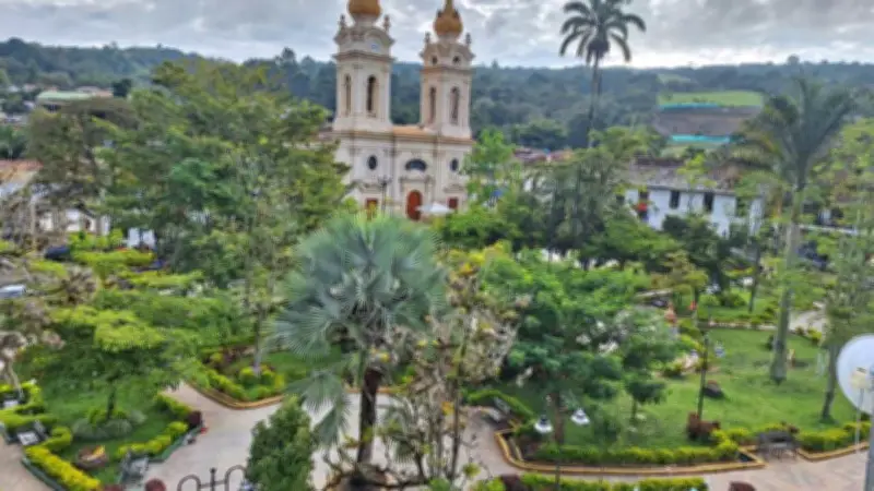 Suaita: El 'Jardín del Sol' santandereano que cautiva con su cascada de 120 metros y parque histórico