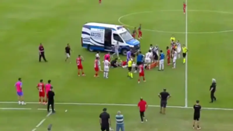 Susto en el fútbol uruguayo: Ivo Costantino cae inconsciente tras choque de cabezas