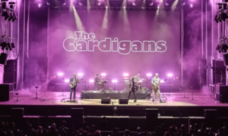 The Cardigans cautivan Bogotá con pop nostálgico y evolución sonora en Festival Ondas