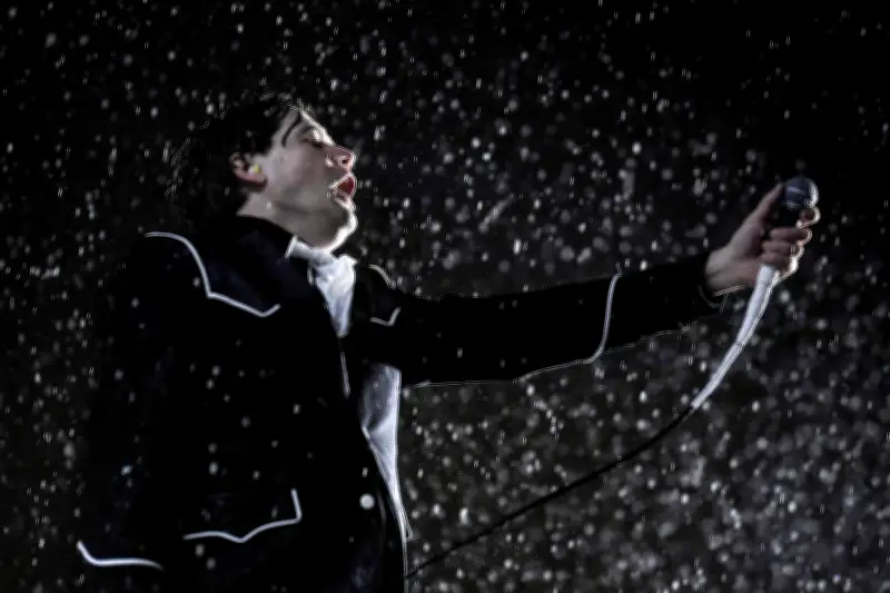 The Hives en Bogotá: adrenalina pura y rock que desafía tormentas